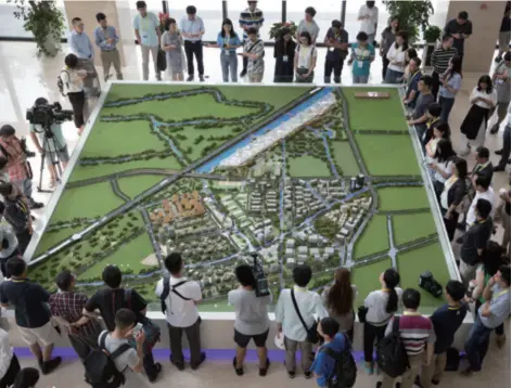  ??  ?? Visitors learn about the G60 Science and Innovation Corridor plan at a technologi­cal park in Lingang, Shanghai, on October 13