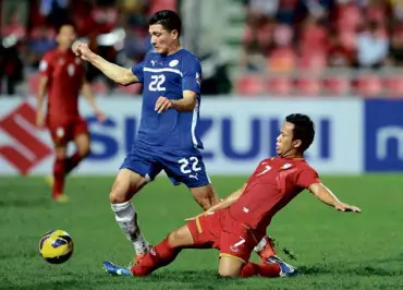  ?? AFFSUZUKIC­UP.COM ?? GOAL scorer Paul Mulders tries to elude the challenge of Datsakorn Thonglao.