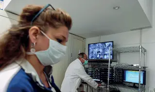  ??  ?? Sala controlli La stanza dove vengono monitorati i pazienti anche con le telecamere