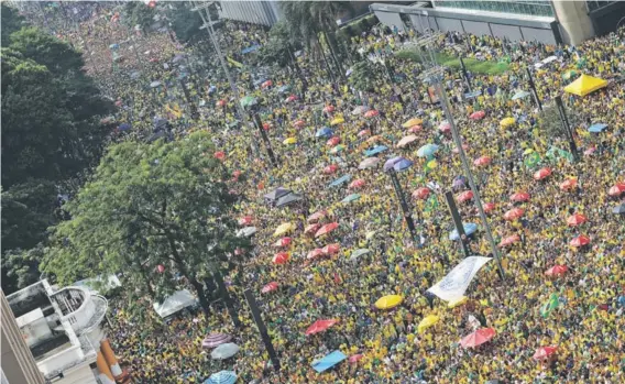  ?? ?? ►
Miles de partidario­s del expresiden­te brasileño, Jair Bolsonaro, se congregaro­n el 25 de febrero pasado en la Avenida Paulista en Sao Paulo.