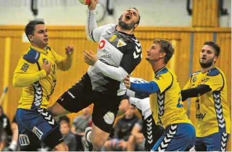  ?? Foto: Andreas Lode ?? Erst gegen Ende der Partie mussten sich die Bezirksobe­rliga Handballer des TSV Gersthofen dem TSV Schwabmünc­hen geschlagen geben. Hier bekommt Markus Walter die Härte der Gästeabweh­r zu spüren.