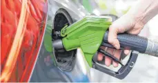  ?? FOTO: SVEN HOPPE/DPA ?? Kundin tankt an einer Münchner Tankstelle: Beim Heizöl sind die Preissprün­ge schon zu bemerken, die Preise für Benzin folgen wohl bald.