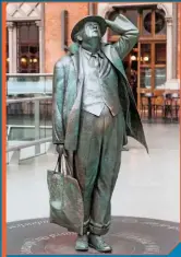  ?? EDWARD WESTMACOTT/ALAMY. ?? A statue by Martin Jennings of poet Sir John Betjeman on the Upper Concourse of the station.