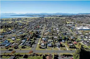  ?? STUFF ?? An aerial shot of Te Anau township where accommodat­ion is tight.