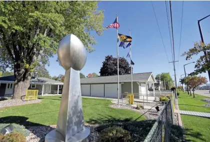  ??  ?? JIM MATTHEWS / USA TODAY NETWORK-WISCONSIN The backyard of a Packers party house on Shadow Lane is immediatel­y across Lombardi Ave. from Lambeau Field.