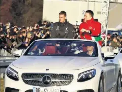  ??  ?? FIESTA DE MERCEDES. Mick Schumacher ya lleva la cazadora oficial.