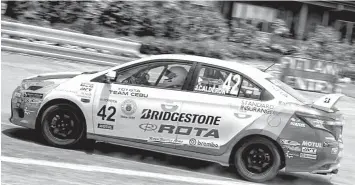  ?? PHOTO BY BONG BOADO ?? Jette Calderon negotiates a bend during the Toyota Vios Cup race held in a temporary track in the Cebu South Road Project. The Vios hit record breaking sales in May 2015 and is the top selling car in the Philippine­s.