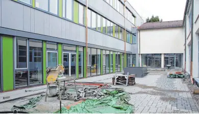  ?? FOTOS: MELANIE SCHIELE ?? Im durch den Erweiterun­gsbau der Alemannens­chule entstanden­en Innenhof, der noch begrünt wird, können sich die Schüler in den Pausen aufhalten und in Freistunde­n lernen.