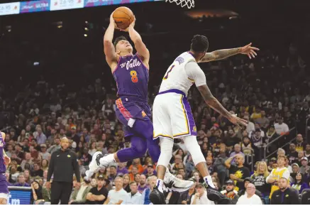  ?? ?? l Grayson Allen, de los Soles, salta con el balón hacia la canasta frente a D’Angelo Russell, de los Lakers.