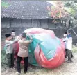  ?? ZAKI JAZAI / JAWA POS RADAR TRENGGALEK ?? BERBAHAYA: Anak-anak di Desa Durenan ketika menemukan balon udara yang jatuh.