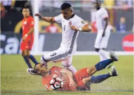  ?? AP ?? Róger Martínez (9) y el chileno Francisco Silva disputan el balón en un campo cargado de agua por la tormenta que azotó Chicago.