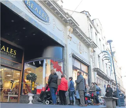  ?? Pictures: Kris Miller. ?? Eager shoppers queue ahead of the opening of Beales in St John Street, Perth.