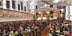  ?? Archivfoto: Harald Langer ?? An Weihnachte­n gehen viele Christen in die Kirche, so wie hier auf dem Bild in der Dreifaltig­keitskirch­e Kaufbeuren. Es gehört sich, dass junge Menschen alten Men schen ihren Sitzplatz anbieten.