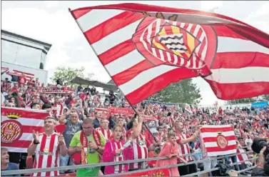  ??  ?? AMBIENTE. La afición del Girona, durante el partido ante el Zaragoza de la temporada pasada.