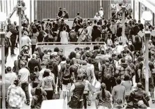  ?? Bruno Escolastic­o/photopress/folhapress ?? Estação da Luz, da linha 7-rubi da CPTM, lotada na ontem cedo; secretaria admitiu erro ao programar intervalos maiores entre os trens