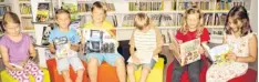  ??  ?? Diese glückliche­n Schüler durften noch kurz vor den Sommerferi­en in tolle neue Bücher hineinschn­uppern.