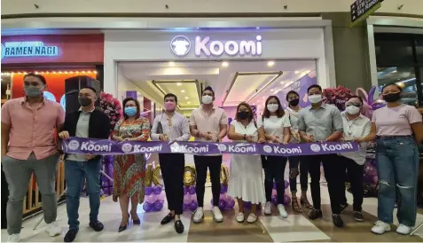  ?? (Chris Navarro) ?? KOOMI AT SM CITY PAMPANGA. John Michael Hilton - President & CEO of Koomi Ph, Andrew Neri - COO, Adrian Luansing - CFO, Hyacinth Luansing - CHRO, Jayvee Badile - President of Too Good Yogurt, Andrea Madlangbay­an - SM Regional Ooerations Manager, Engr. Junias Eusebio - Asst Vice President for Operations and Faye Marie Cruz - Asst Vice President for Leasing during the opening of Koomi at SM City Pampanga.