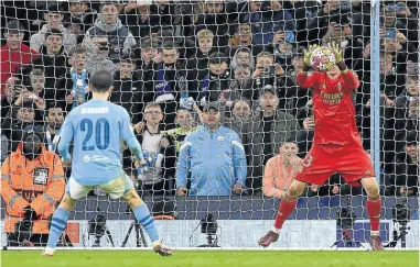  ?? ?? Lunin para el penalti lanzado por Bernardo Silva al centro de la portería.