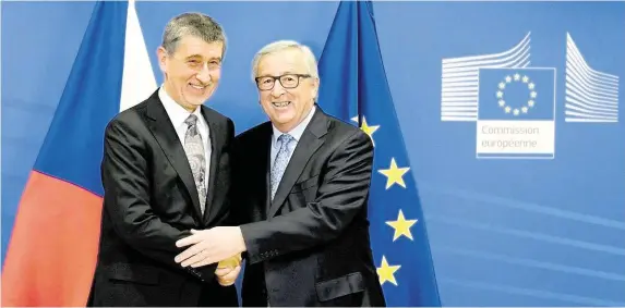  ?? Český premiér v demisi a šéf unijní exekutivy si před novináři krátce potřásli rukama. Juncker pak, jak je u podobných příležitos­tí jeho zvykem, při odchodu k jednání poplácal Babiše po zádech. FOTO ČTK ?? Setkání.