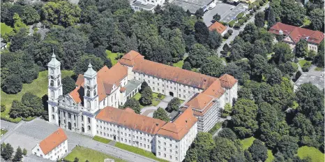  ?? ARCHIVFOTO: ROLAND RASEMANN ?? Das ZfP Südwürttem­berg – hier die Klosterkir­che Weissenau – hat hohe finanziell­e Rücklagen gebildet und ist damit in den Blick des Landesrech­nungshofes geraten.