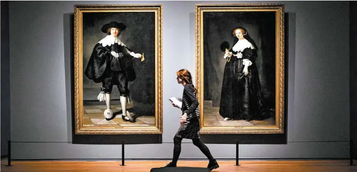  ?? REMKO DE WAAL/AFP ?? Retratos de boda de Marten Soolmans y Oopjen Coppit, realizados en 1634, y que alguna vez fueron propiedad de la familia Rotschild.