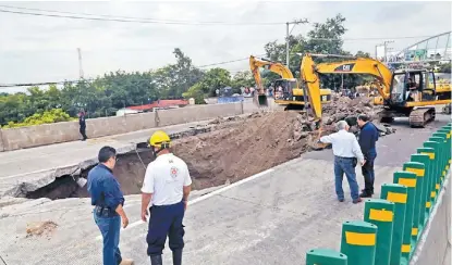  ?? MARGARITO PÉREZ/CUARTOSCUR­O ?? Las obras de reparación del socavón son vigiladas por especialis­tas,