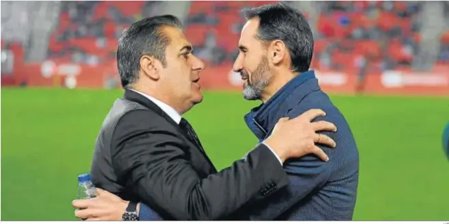  ?? LOF ?? Sandoval saluda a Vicente Moreno antes de arrancar el Córdoba-Mallorca en Son Moix.