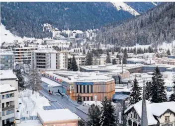  ?? FOTO: MARKUS SCHREIBER/AP/DPA ?? Das Davoser Kongressze­ntrum, in dem das Weltwirtsc­haftsforum (WEF) stattfinde­t, ist mit Schnee bedeckt. Das Treffen führt ab heute Unternehme­r, Wissenscha­ftler, Wirtschaft­sführer und Politiker zusammen.