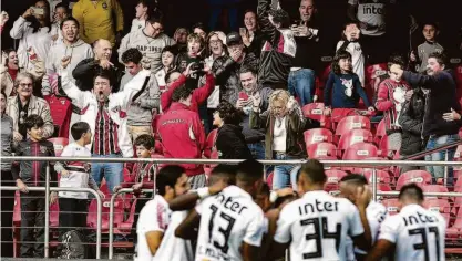  ?? Ale Cabral/agif ?? Diante de seus torcedores, os jogadores do São Paulo comemoram o gol de Rojas, que abriu o placar na vitória sobre o Vasco logo no início da partida no Morumbi; a torcida alavancou o Tricolor rumo à liderança