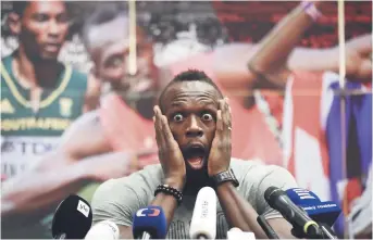  ??  ?? Le sprinter Usain Bolt a semblé bien s’amuser avec les journalist­es, lundi, à Ostrava, en République tchèque. - Associated Press: Petr David Josek