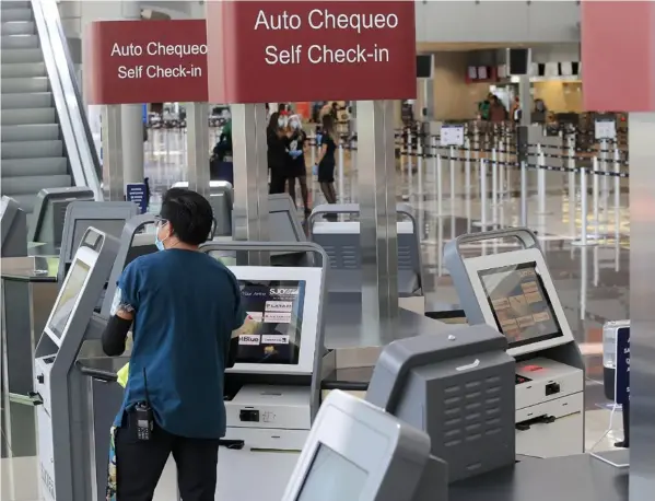  ?? RAFAEL PACHECO Granados ?? Entre las obras que incluyó el gestor del aeropuerto Juan Santamaría en el nuevo plan maestro esta la colocación de más equipos tecnológic­os para el autocheque­o de los viajeros.