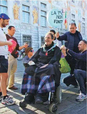  ??  ?? MARATON-ABILE Padre Modesto Paris ha partecipat­o il 9 aprile scorso alla Mezza maratona di Genova. In sedia a rotelle sventolava un palloncino con la scritta: «La messa non è finita». Era il titolo del servizio che Panorama gli ha dedicato nel novembre...