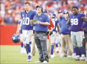  ?? Joe Robbins / Getty Images ?? Giants coach Ben McAdoo and quarterbac­k Eli Manning react on the sideline during the fourth quarter of Sunday’s 25-23 loss to the Buccaneers in Tampa, Fla.