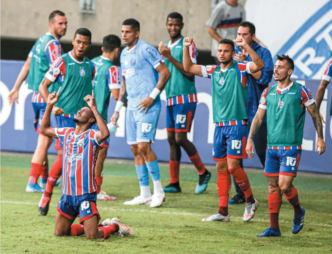  ?? TIAGO CALDAS ?? Revelado nas categorias de base do Esquadrão, Thiago fica de joelhos e festeja o primeiro gol como profission­al