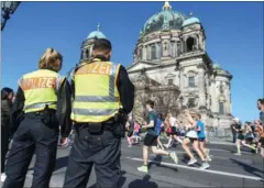  ?? FOTO: RITZAU SCANPIX ?? Tysk politi har anholdt seks personer, der mistaenkes for at have planlagt et terrorangr­eb på Berlin halvmarato­n, der blev afviklet i går.