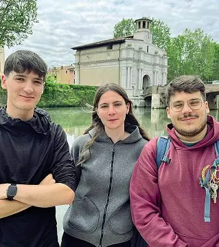  ?? ?? Nella foto grande Nicola del Bianco, Alessia Scantambur­lo e Adelmo Fontolan; a destra, sopra Francesco De Zane e Alberto Facci, coinquilin­i; sotto Alessandro Forlin. Sono tutti studenti dell’Università di Padova e si dividono fra studio e lavoro