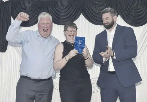  ?? ?? David Steer (right) from Standardae­ro with winners Steve and George Reid from Blitz Photograph­y who are the Overall Business of the Year award