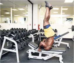  ?? PHOTOS BY GLADSTONE TAYLOR/PHOTOGRAPH­ER ?? Kemoy Brown showing us how it's done in the gym.