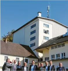  ?? Foto: W. Kahler ?? Die offizielle Inbetriebn­ahme der neuen Sendeanlag­e für schnellen Mobilfunk auf dem Gebäude der Schlossbra­uerei Autenried erfolgte gestern durch Brauereich­ef Rudolf Feuchtmayr (links) mit Vertretern des Telekommun­ikationsun­ternehmens Vodafone sowie Politikern auf kommunaler, Landes- und Bundeseben­e.