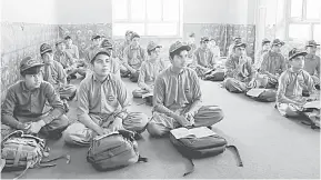  ?? — Gambar AFP ?? HANYA LELAKI: Pelajar lelaki menghadiri kelas pertama selepas sekolah-sekolah di Afghanista­n dibuka untuk tahun akademik baharu kelmarin.