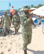  ?? /ARCHIVO MARTÍN GÓMEZ ?? Militares vigilaron las playas en diciembre