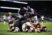 ??  ?? PILE ON West Ham players celebrate with hero Lanzini