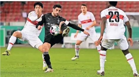  ?? FOTO: MARIJAN MURAT/DPA ?? Der Stuttgarte­r Wataru Endo (links) im Zweikampf mit dem Mönchengla­dbacher Lars Stindl.