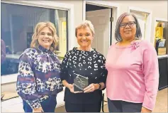  ?? Contribute­d ?? Vickie Spence (center) with her Northwest Georgia Family Crisis Center Nicki Sellers Outstandin­g Service Award.