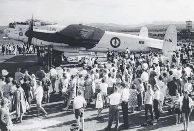  ?? Picture: GOLD COAST LOCAL STUDIES LIBRARY ?? The Spirit of Surfers Paradise, an Avro Lancaster, touches down on the Gold Coast, April 25, 1965. It was on its way back to the UK.