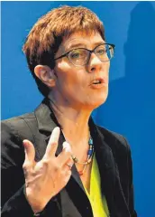  ??  ?? Annegret Kramp-Karrenbaue­r verschärft ihren Ton gegenüber Friedrich Merz (beide CDU).