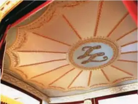  ??  ?? La Carroza de Oro, de 1898, renancenti­sta, recubierta con hojuelas de oro y ornamentos, que desde 2015 se encontraba en reparacion­es, ya está lista.