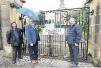  ??  ?? Private prayer New Wellwynd minister Reverend Robbie Hamilton with parishione­rs Bob Forrest and George Randall