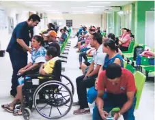  ??  ?? ATENCIONES. A la sala de emergencia llegan pacientes con cuadros gripales y de diarrea, según autoridade­s.