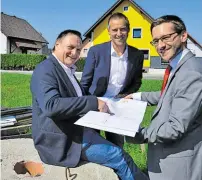  ?? BILD: SN/VEIGL ?? Vorfreude auf das Wohnprojek­t: Bgm. Fritz Kralik, Vizebgm. und AK-Präsident Peter Eder (beide SPÖ); Philipp Radlegger (Genossensc­haft Bergland).